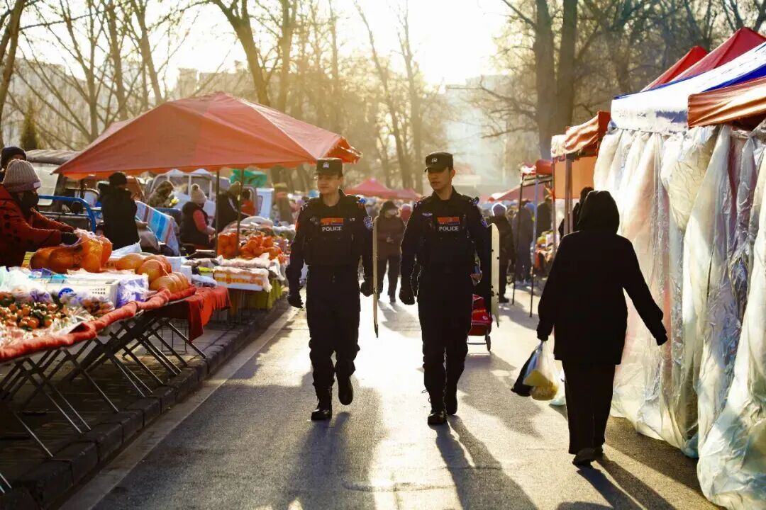 “警察蓝”守护早市“烟火气”